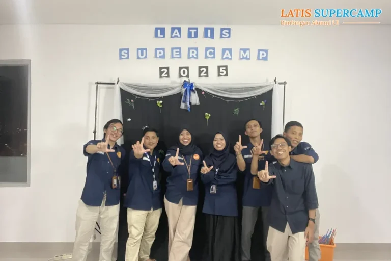 sesi foto bersama staf latis supercamp