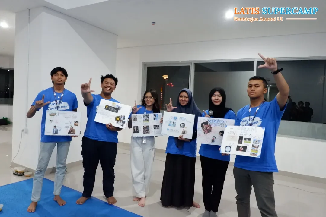sesi kegiatan pembuatan mading oleh siswa karantina
