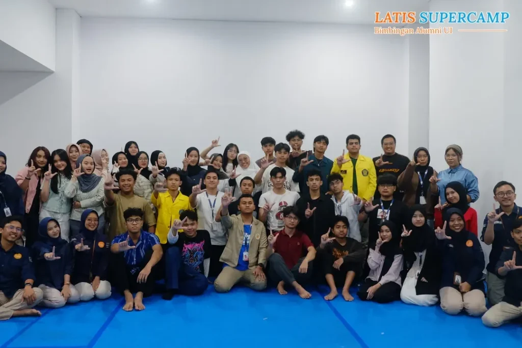 sesi foto bersama siswa karantina UTBK Latis Supercamp