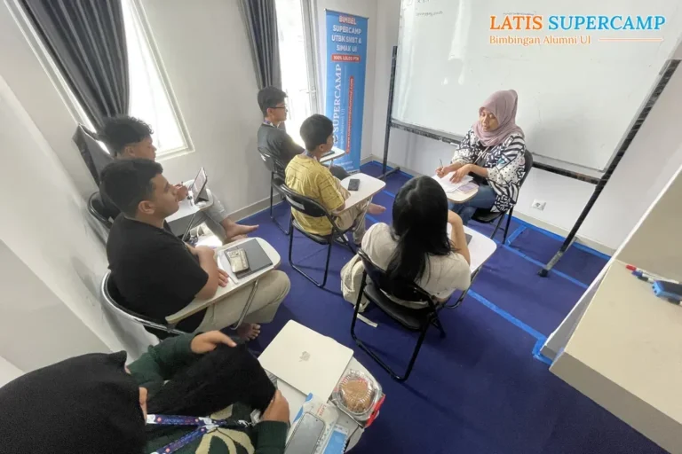 kegiatan belajar di kelas bersama tutor alumni PTN